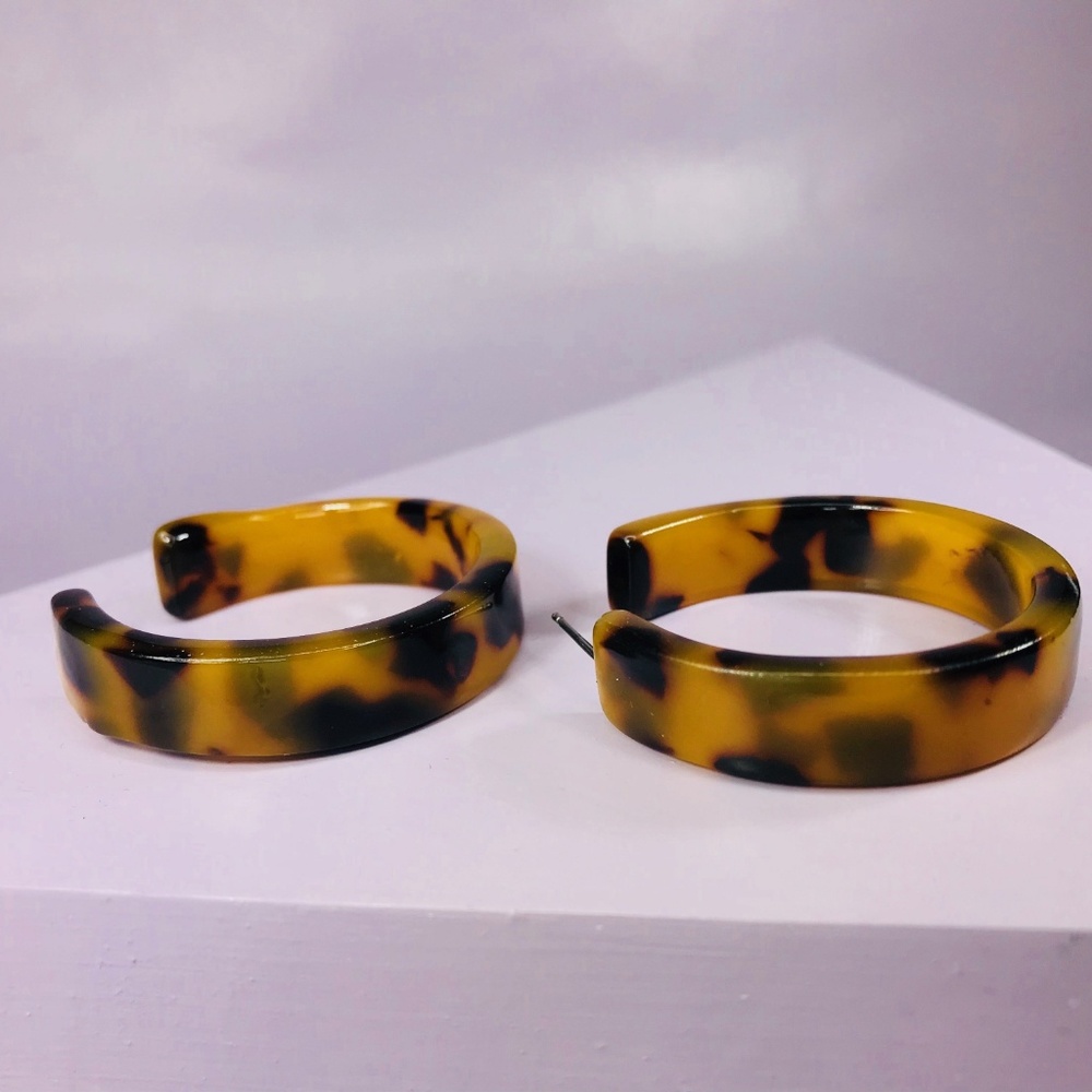 Tortoise Thick Hoops - Picture 2 of 8